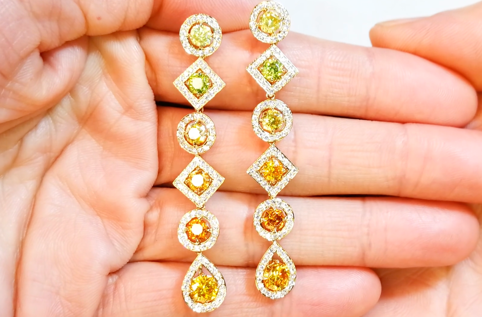 5.74ct Sphalerit Ohrringe mit D Flawless Diamanten, eingefasst in 18 Karat Gelbgold