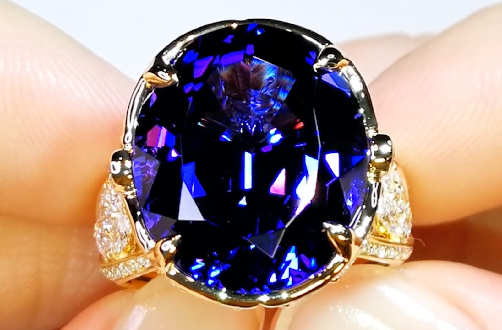17.60ct Tansanit Ring mit D Flawless Diamanten, eingefasst in 18 Karat Gelbgold