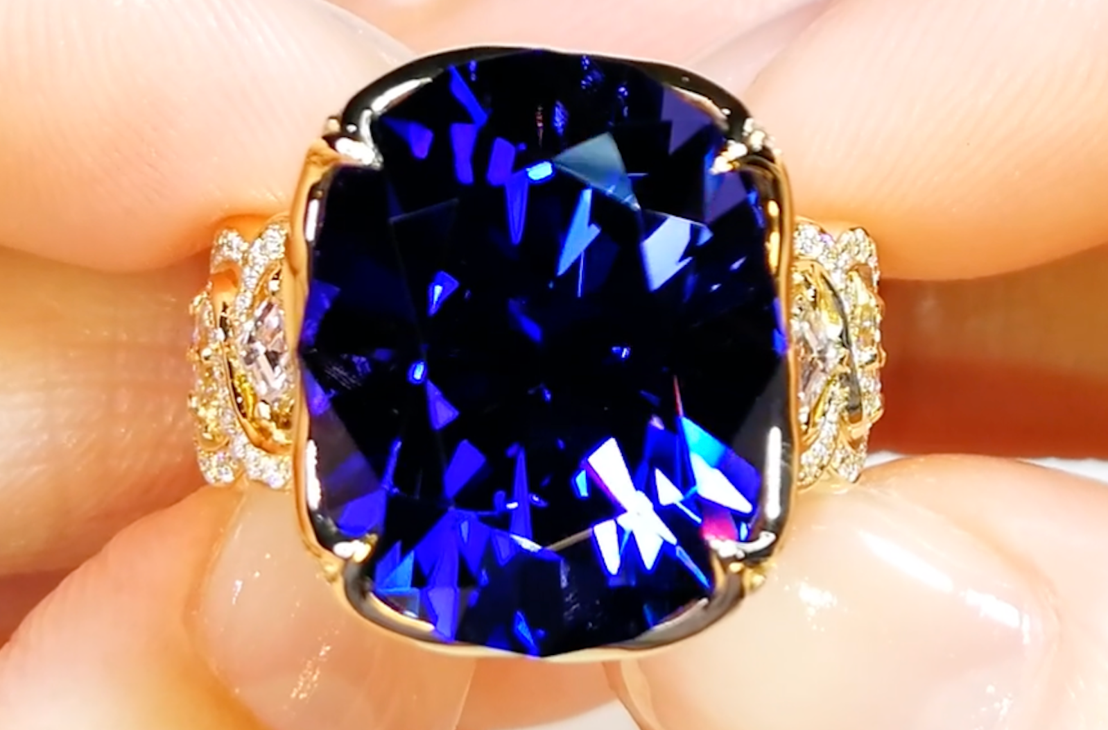 16.66ct Tansanit Ring mit D Flawless Diamanten, eingefasst in 18 Karat Gelbgold