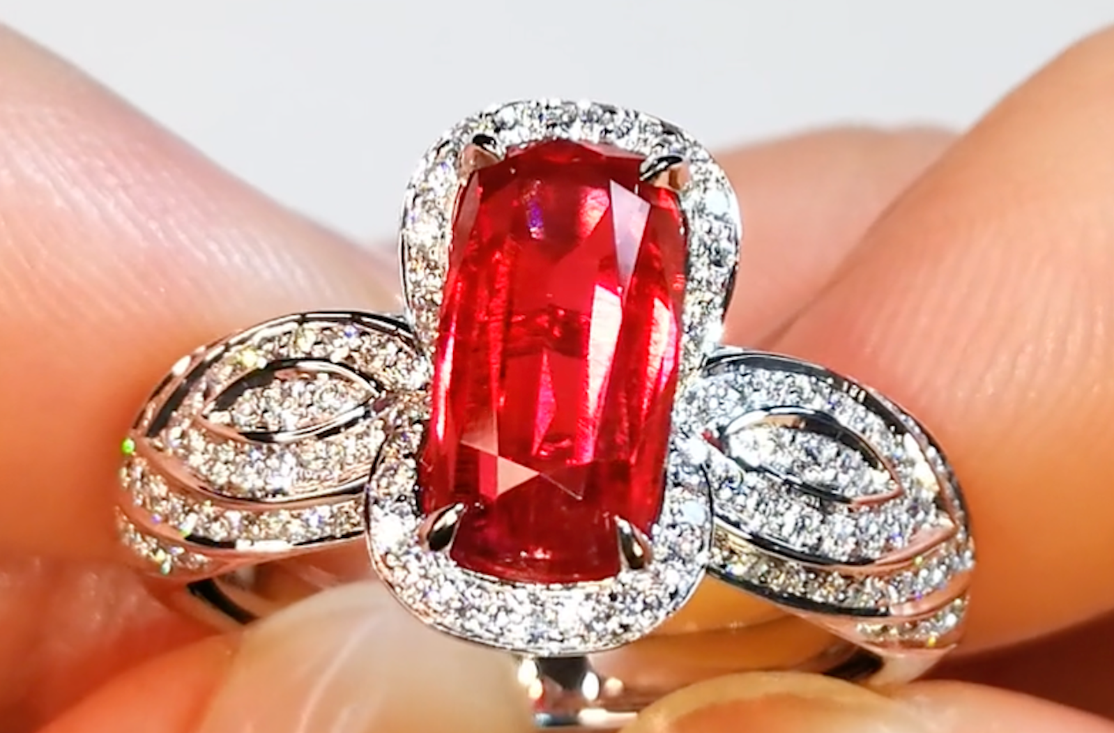 3.72ct Brasilianischer Rhodonit Ring mit D Flawless Diamanten, eingefasst in 18 Karat Weissgold
