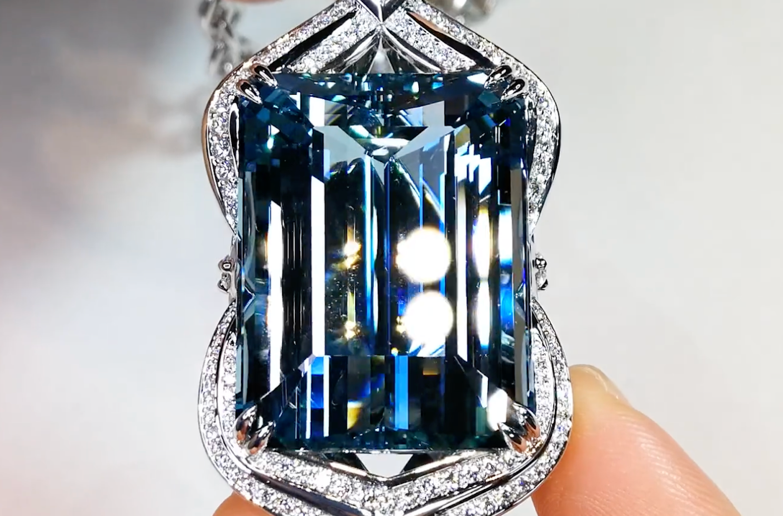 101.14ct Santa Maria Aquamarin Halskette mit D Flawless Diamanten, eingefasst in 18 Karat Weissgold