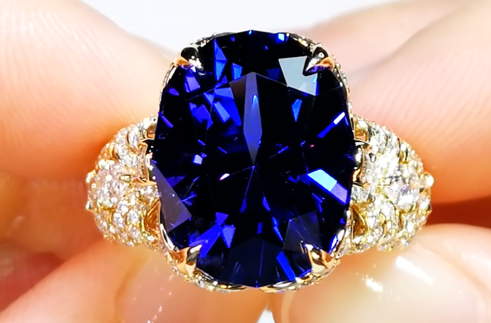 11.12ct Tansanit Ring mit D Flawless Diamanten, eingefasst in 18 Karat Gelbgold