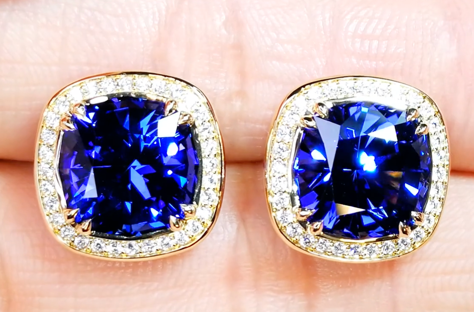 10.54ct Tansanit Ohrringe mit D Flawless Diamanten, eingefasst in 18 Karat Gelbgold