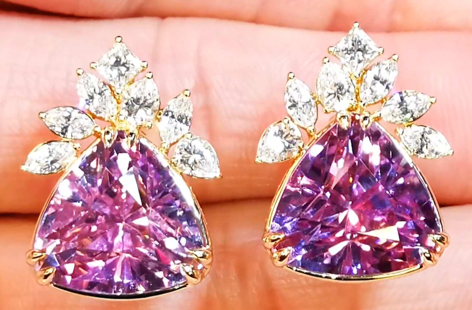 22.33ct Patroke Kunzit Ohrringe mit D Flawless Diamanten, eingefasst in 18 Karat Gelbgold
