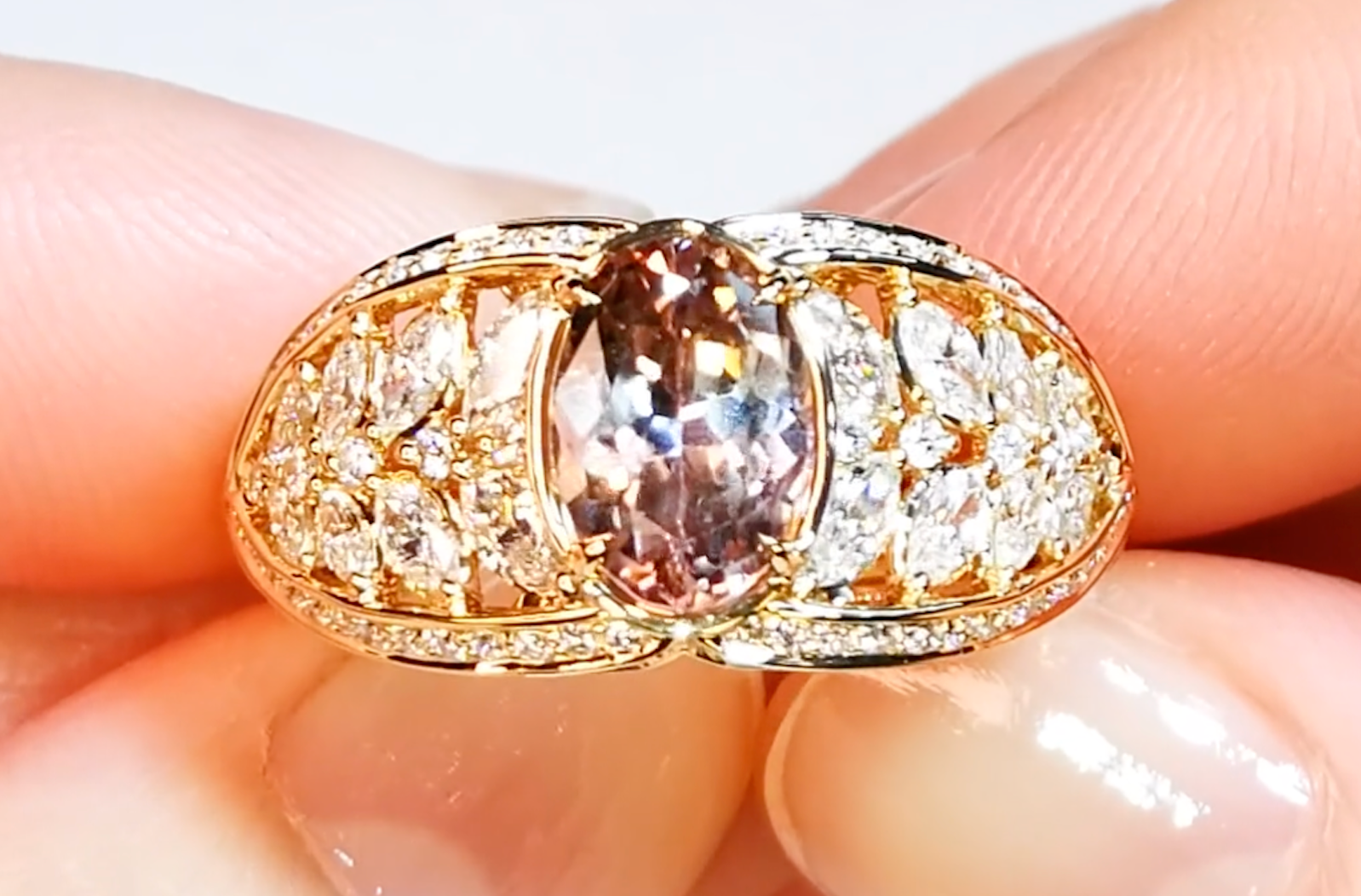 2.00ct pinker Tansanit Ring mit D Flawless Diamanten, eingefasst in 18 Karat Gelbgold