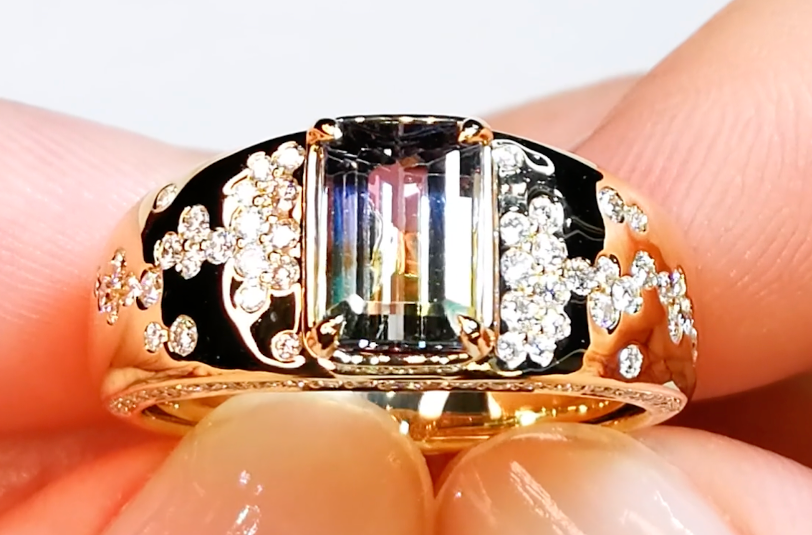 1.93ct zweifarbiger Tansanit Ring mit D Flawless Diamanten, eingefasst in 18 Karat Gelbgold
