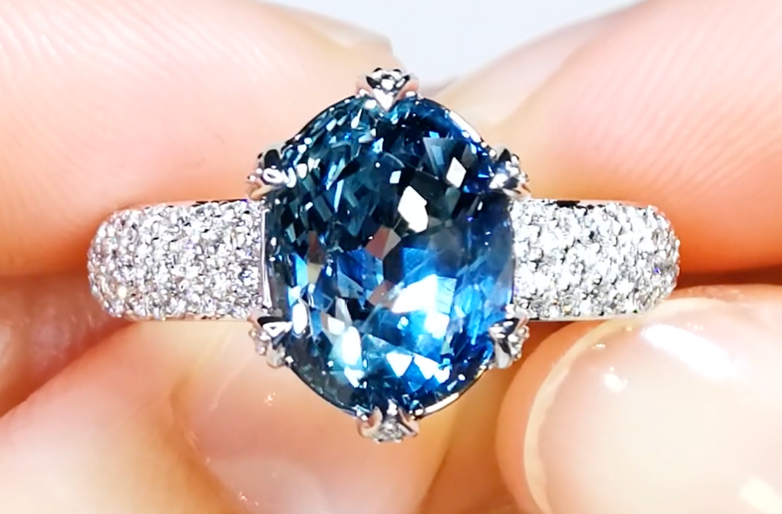 6.67ct Nicht erhitzter Nigeria Saphir Ring mit D Flawless Diamanten, eingefasst in 18 Karat Weissgold