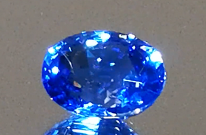 5.96ct 630 Millionen Jahre nicht erhitzter metamorpher blauer Saphir Ring mit D Flawless Diamanten, eingefasst in 18 Karat Gelbgold