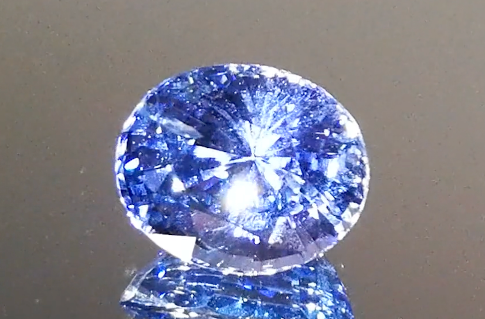 4.75ct nicht erhitzter kornblumenblauer Ceylon Saphir Ring mit D Flawless Diamanten, eingefasst in 18 Karat Weissgold
