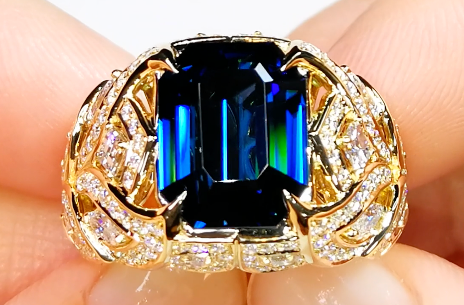 10.60ct Vivid farbwechselnder Zirkon Ring mit D Flawless Diamanten, eingefasst in 18 Karat Gelbgold