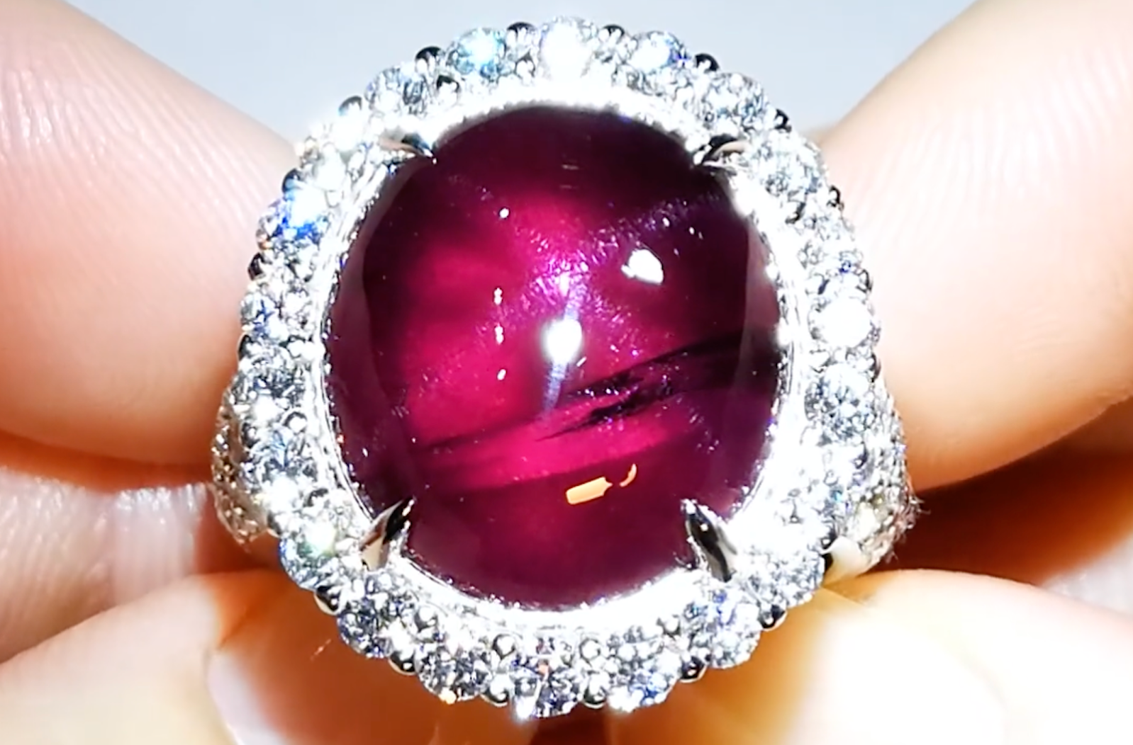 21.04ct Magenta Stern Rhodolit Granat Ring mit D Flawless Diamanten, eingefasst in 18 Karat Weissgold