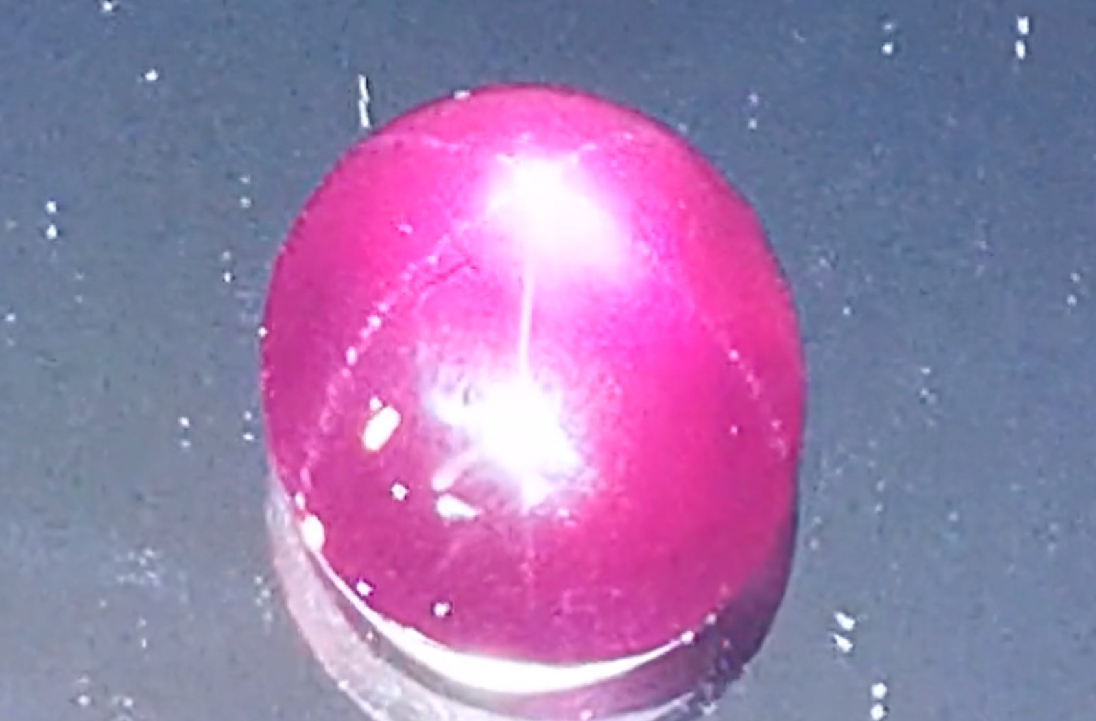 21.04ct Magenta Stern Rhodolit Granat Ring mit D Flawless Diamanten, eingefasst in 18 Karat Weissgold