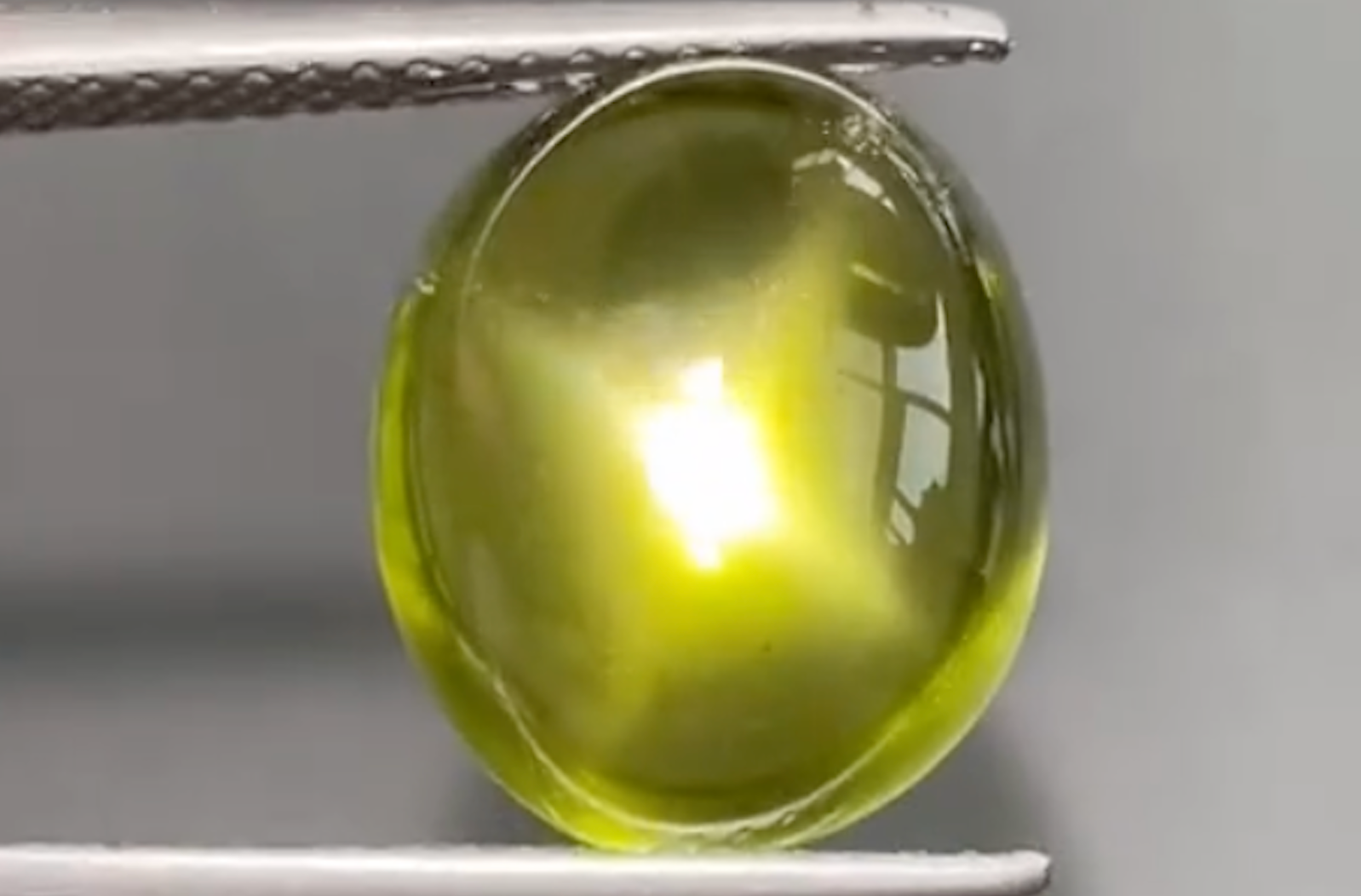 8.33ct Zabargad Stern Peridot Ring mit D Flawless Diamanten, eingefasst in 18 Karat Gelbgold