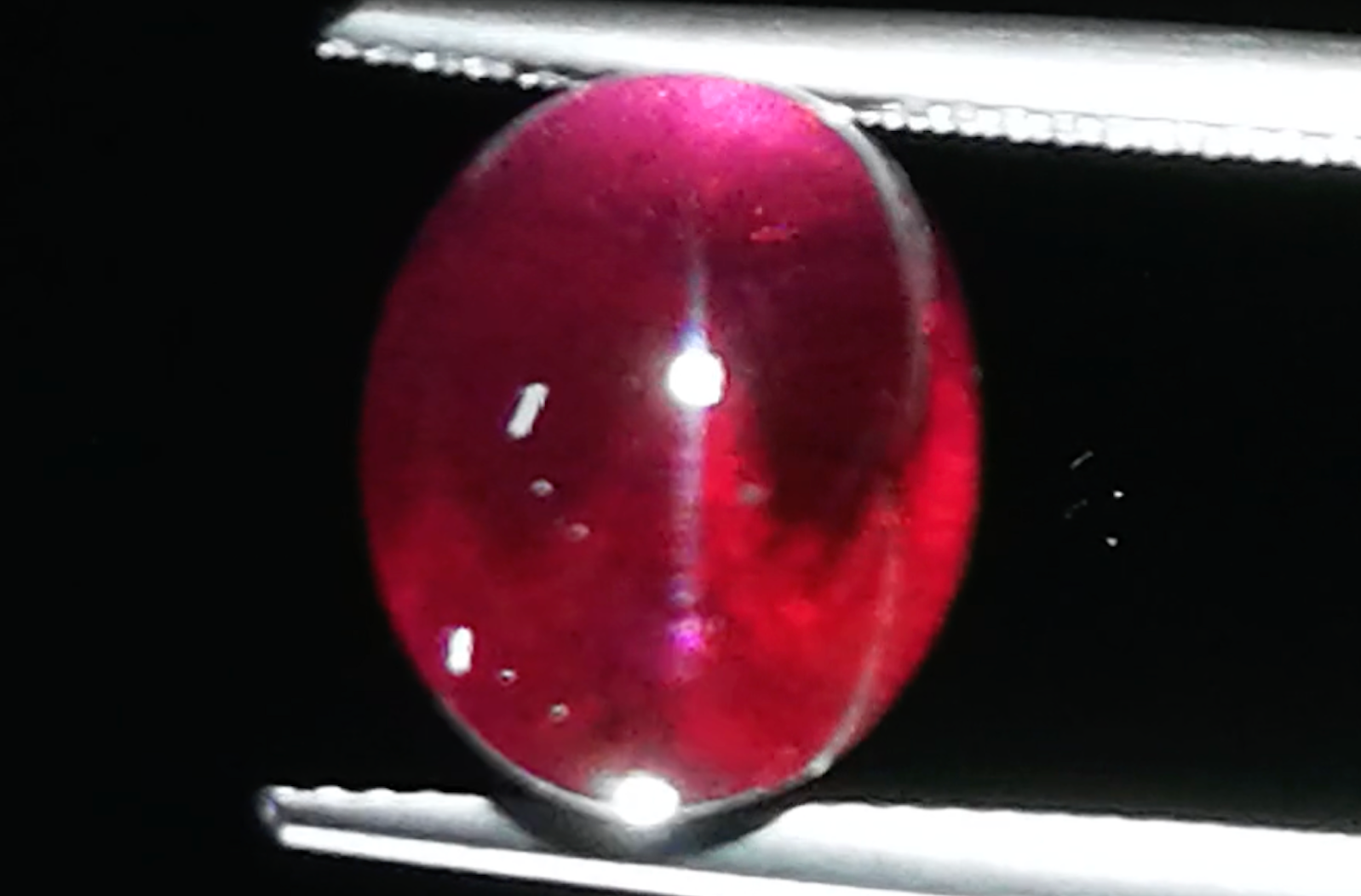 11.87ct Magenta Katzenauge Granat Ring mit D Flawless Diamanten, eingefasst in 18 Karat Gelbgold