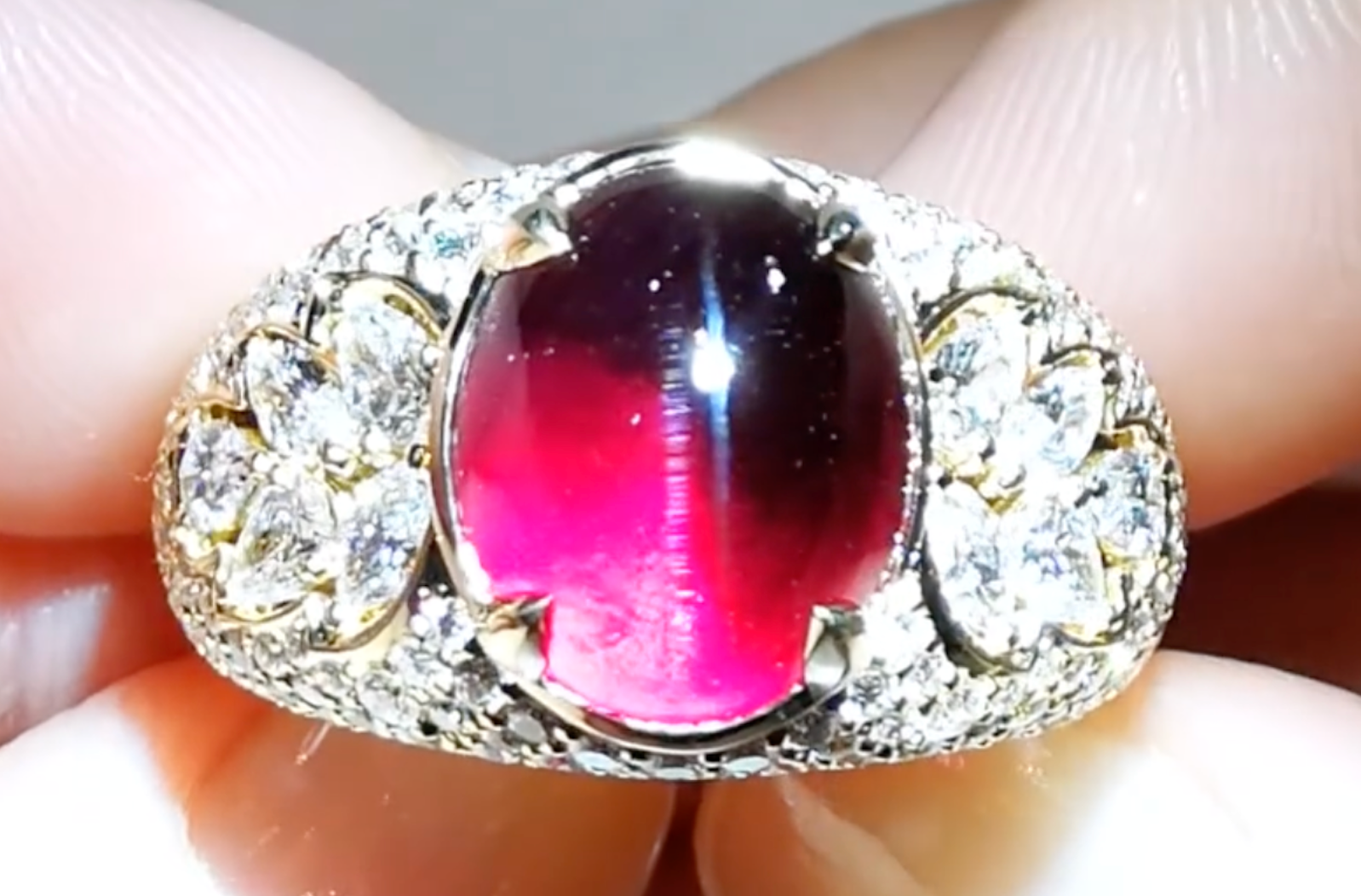 11.87ct Magenta Katzenauge Granat Ring mit D Flawless Diamanten, eingefasst in 18 Karat Gelbgold