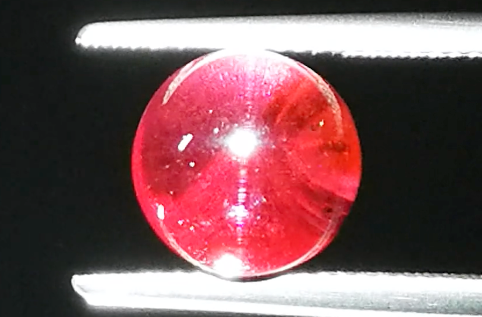 7.72ct Magenta Katzenauge Granat Ring mit D Flawless Diamanten, eingefasst in 18 Karat Weissgold