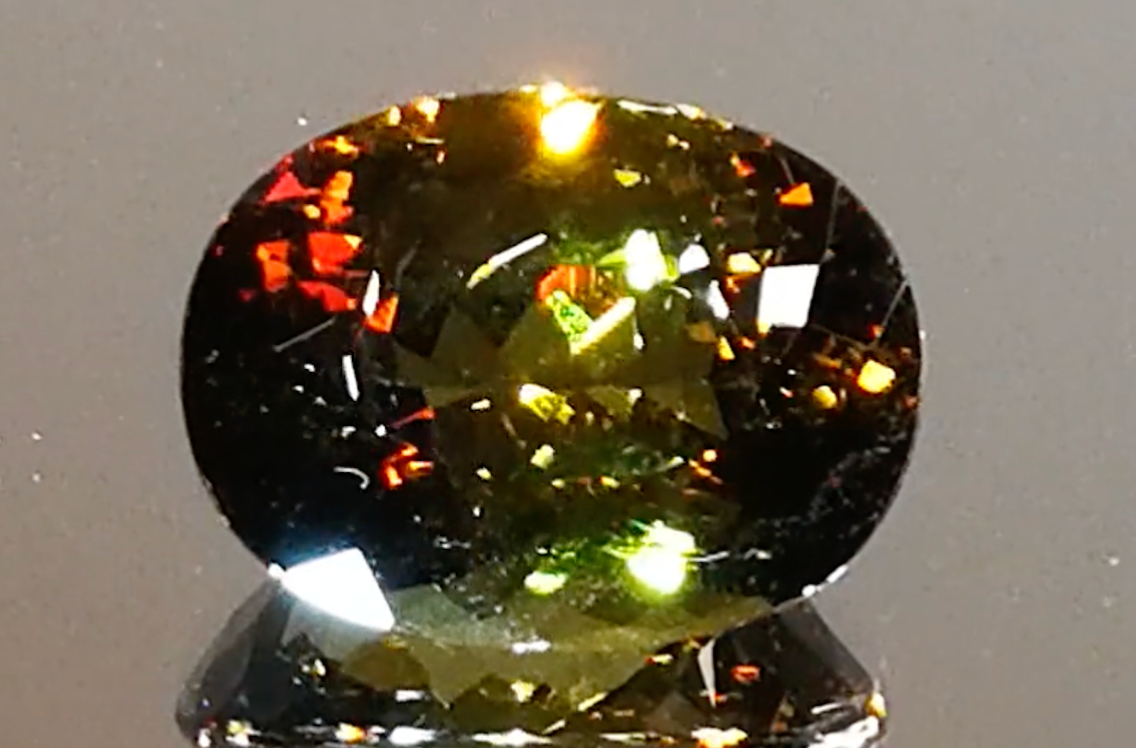 13.58ct Andalusit Ring mit D Flawless Diamanten, eingefasst in 18 Karat Gelbgold