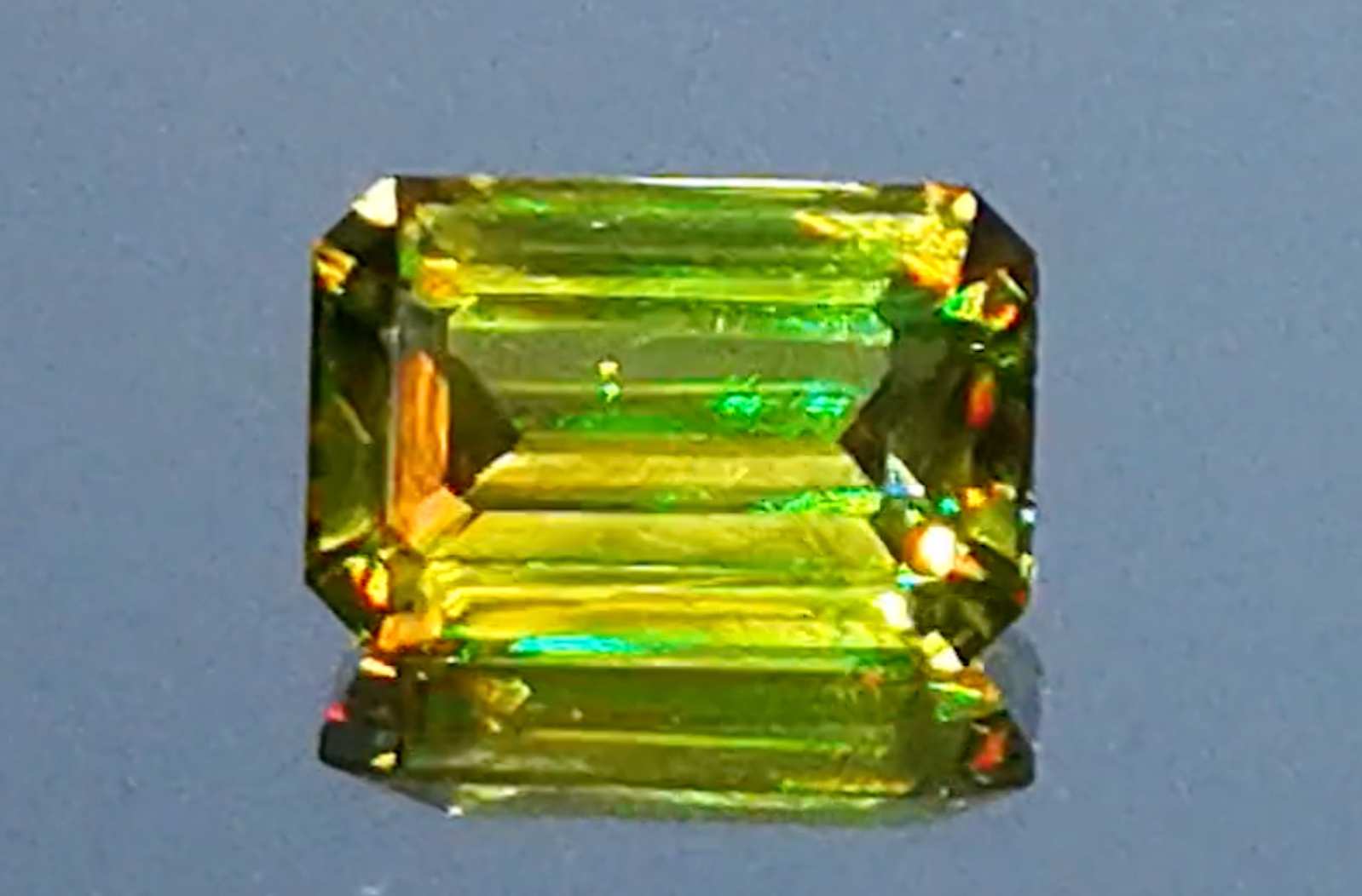 7.10ct russischer Sphen Ring mit D Flawless Diamanten, eingefasst in 18 Karat Gelbgold