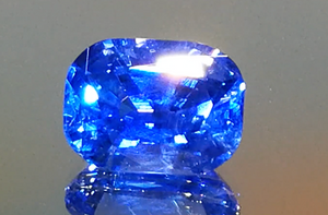 5.04ct nicht erhitzter kornblumenblauer Ceylon Saphir Ring mit D Flawless Diamanten, eingefasst in 18 Karat Gelbgold