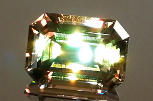 21.57ct Zultanit Ring mit D Flawless Diamanten, eingefasst in 18 Karat Gelbgold