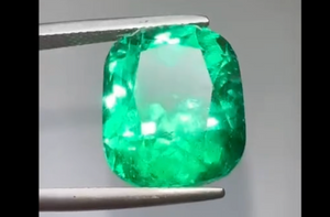 19.32ct Intensiv grüner kolumbianischer Muzo Smaragd Ring mit D Flawless Diamanten, eingefasst in 18 Karat Gelbgold