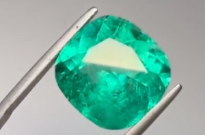 15.75ct Intensiv grüner kolumbianischer Muzo Smaragd Ring mit D Flawless Diamanten, eingefasst in 18 Karat Weissgold