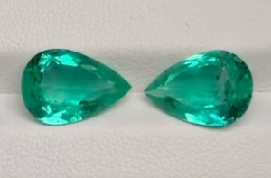 6.51ct Intensiv grüner kolumbianischer Muzo Smaragd Ohrringe mit D Flawless Diamanten, eingefasst in 18 Karat Gelbgold