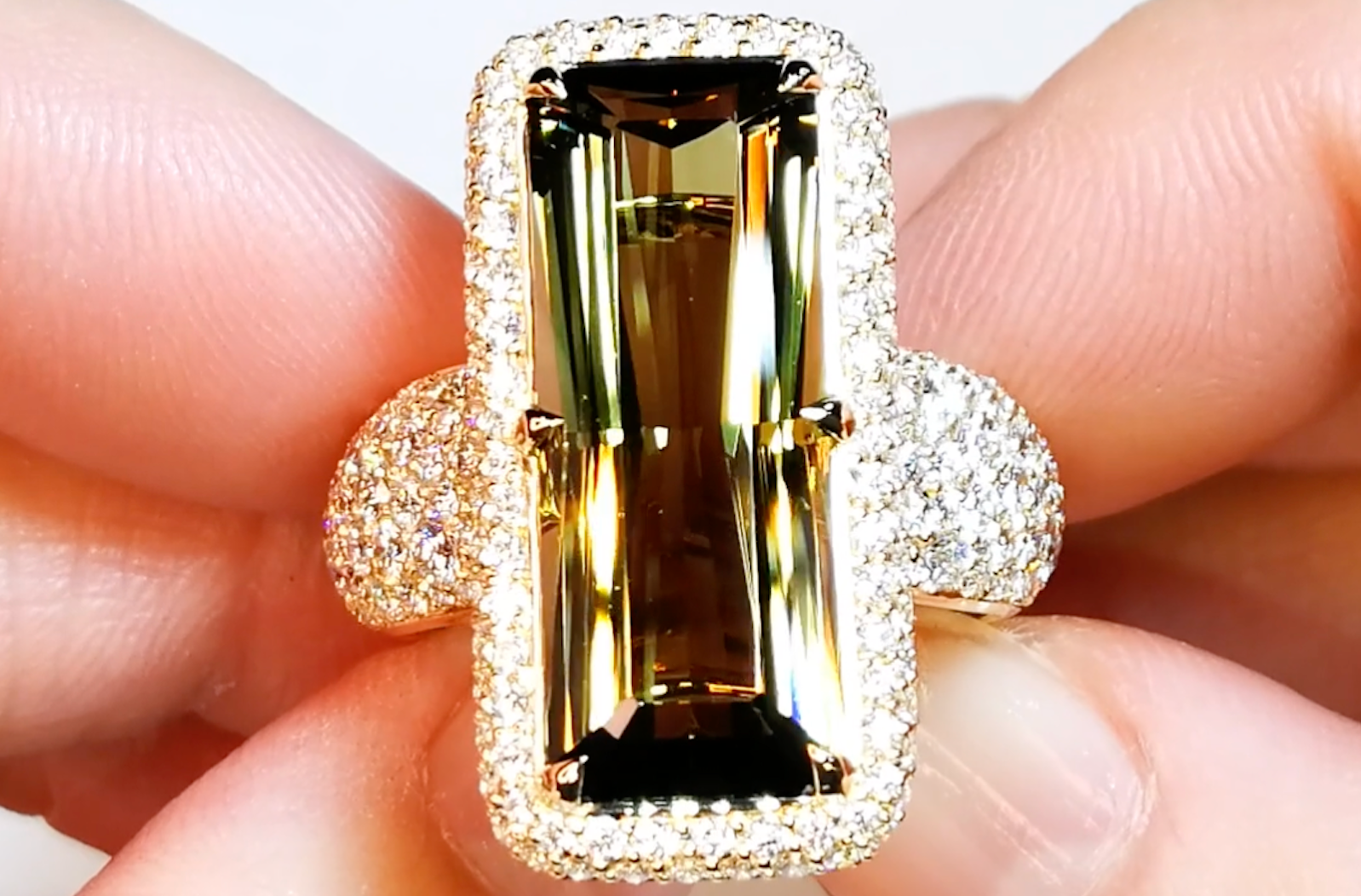 10.41ct Andalusit Ring mit D Flawless Diamanten, eingefasst in 18 Karat Gelbgold