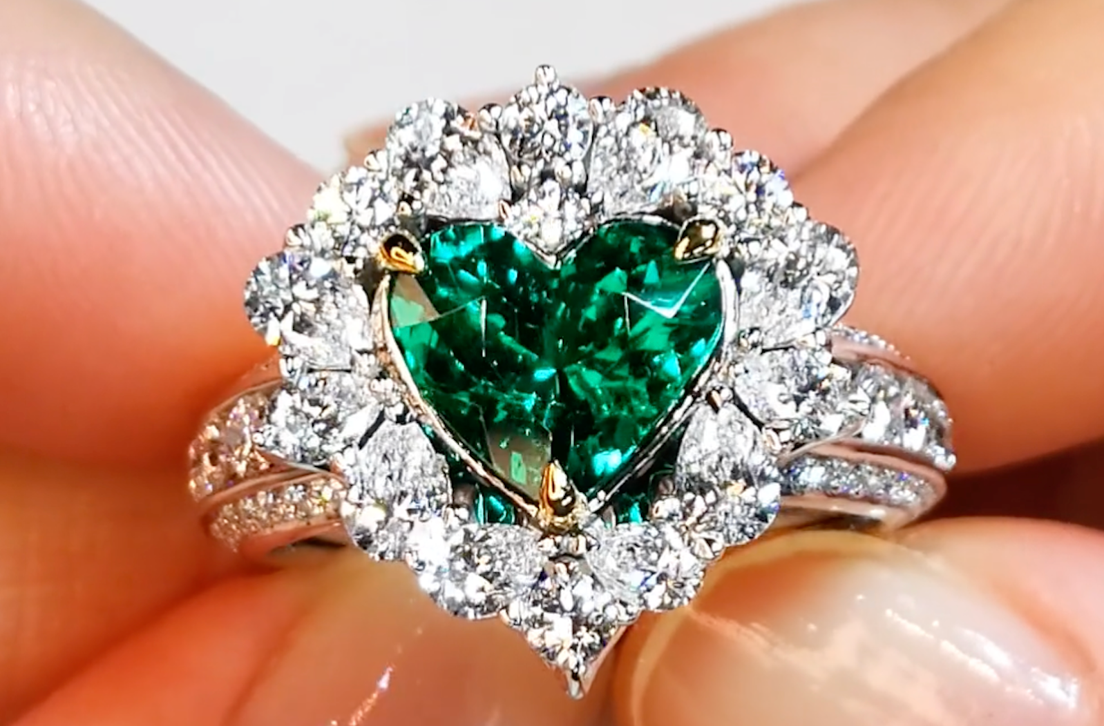 2.04ct antiker kolumbianischer Muzo Smaragd Ring mit D Flawless Diamanten, eingefasst in 18 Karat Weissgold