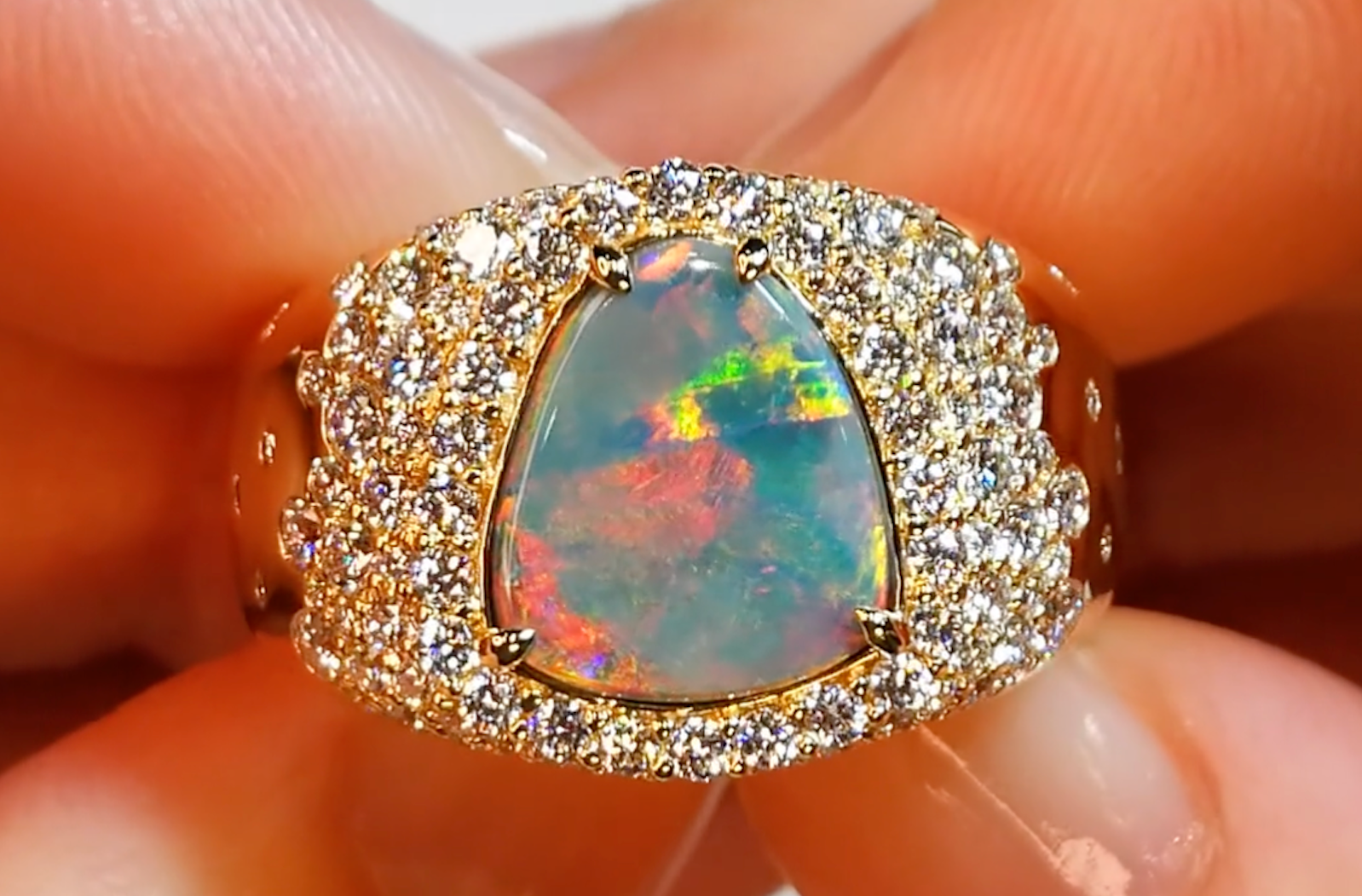 1.19ct Schwarzer Lightning Ridge Opal Ring mit D Flawless Diamanten, eingefasst in 18 Karat Gelbgold