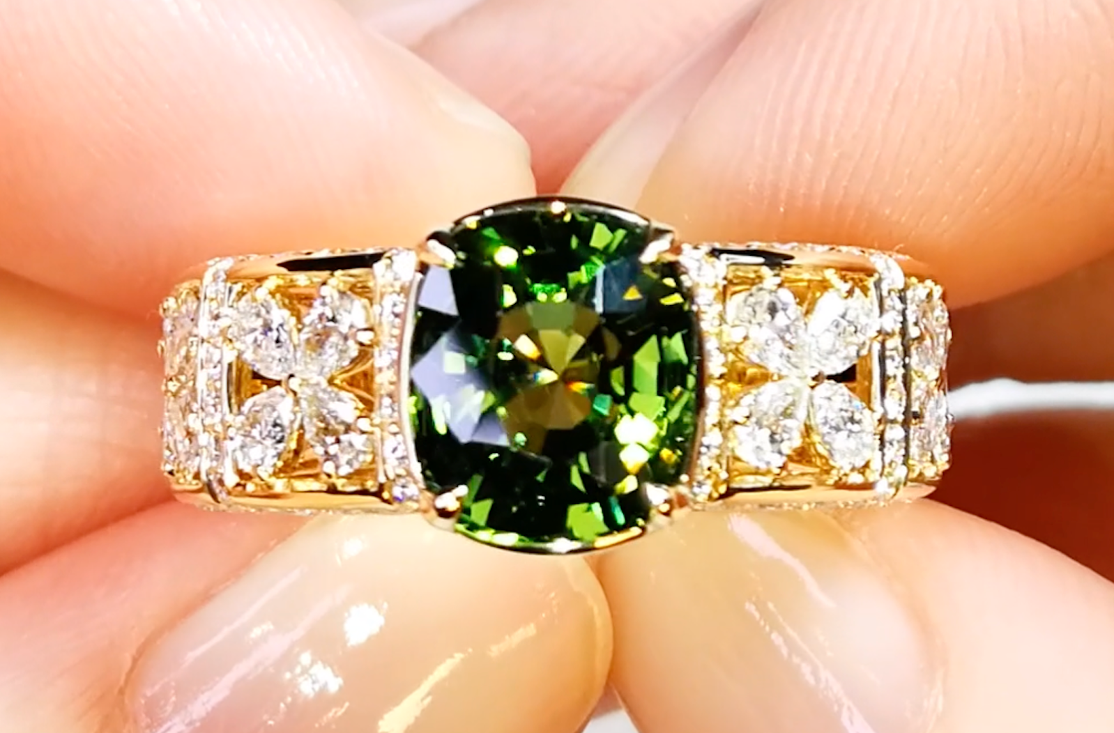 3.42ct Nicht erhitzter grüner Zirkon Ring mit D Flawless Diamanten, eingefasst in 18 Karat Gelbgold