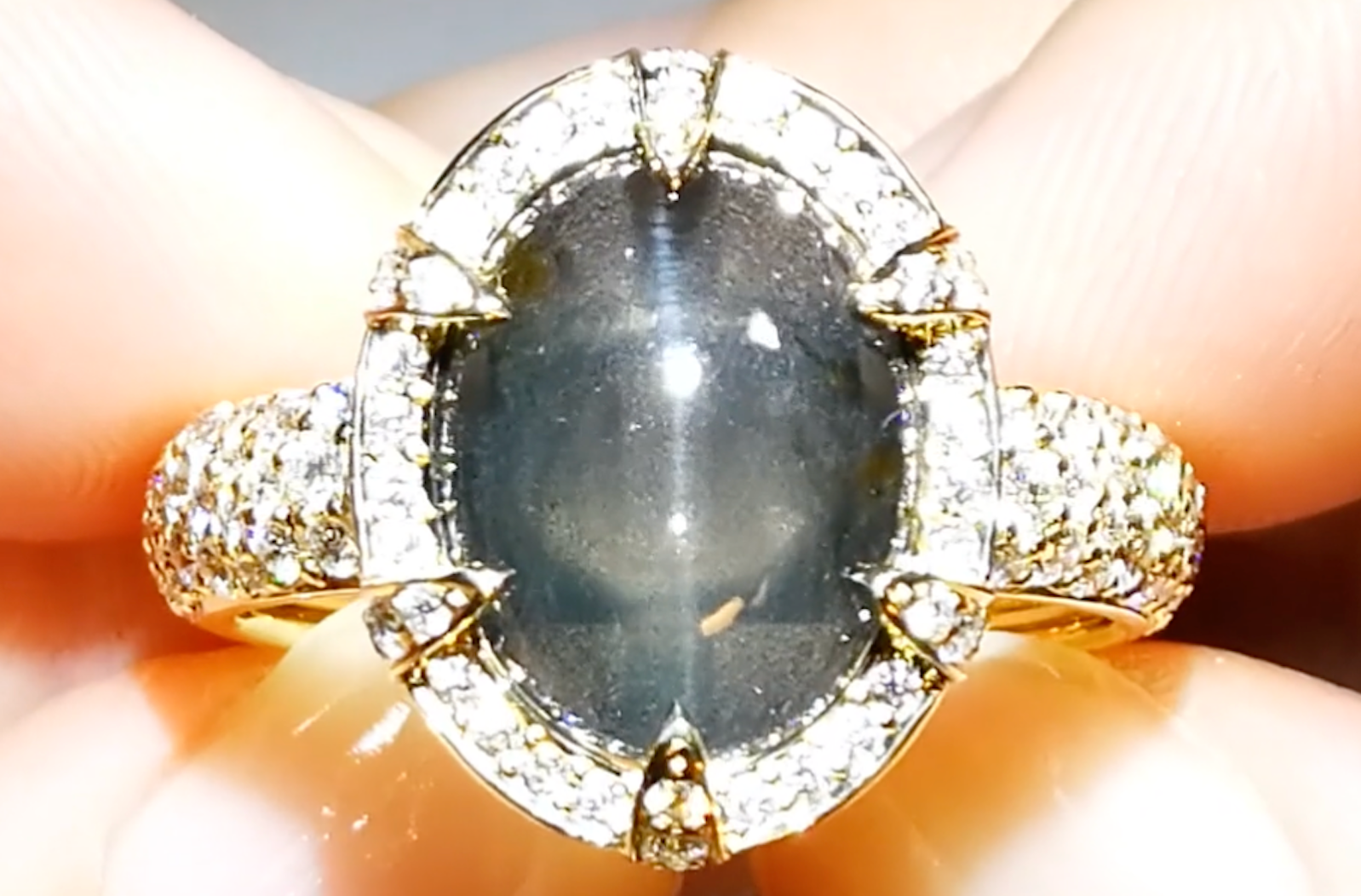 5.55ct Katzen Auge Ceylon Spinell Ring mit D Flawless Diamanten, eingefasst in 18 Karat Gelbgold
