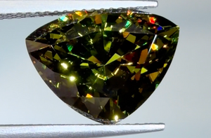 7.73ct Demantoid Granat Ring mit D Flawless Diamanten, eingefasst in 18 Karat Gelbgold