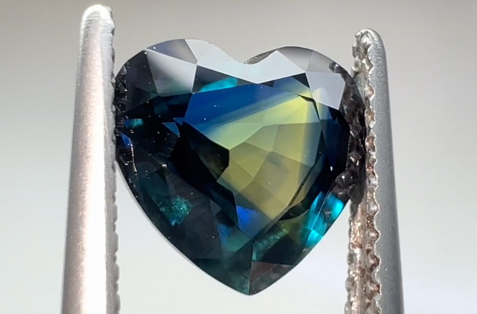 2.76ct Nicht erhitzter Boomerang Saphir Halskette mit D Flawless Diamanten, eingefasst in 18 Karat Gelbgold