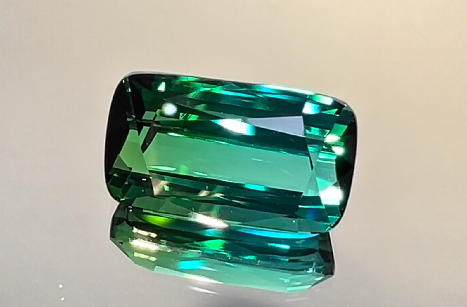 8.36ct Zweifarbiger afghanischer Neon Indikolit Ring mit D Flawless Diamanten, eingefasst in 18 Karat Gelbgold