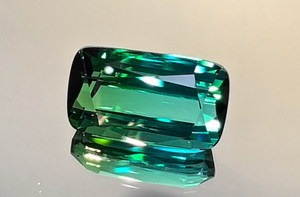 8.36ct Zweifarbiger afghanischer Neon Indikolit Ring mit D Flawless Diamanten, eingefasst in 18 Karat Gelbgold