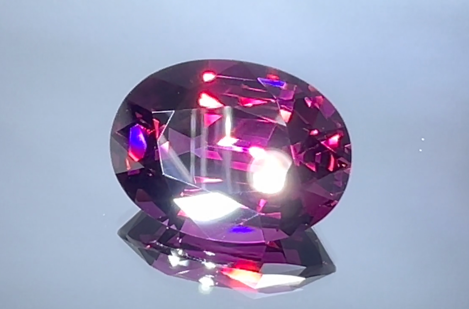 11.76ct blauer Magenta Granat Ring mit D Flawless Diamanten, eingefasst in 18 Karat Gelbgold