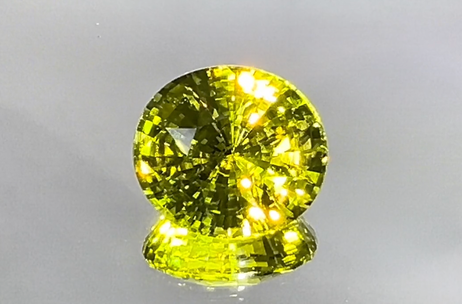 4.54ct Neon Chrysoberyll Ring mit D Flawless Diamanten, eingefasst in 18 Karat Gelbgold