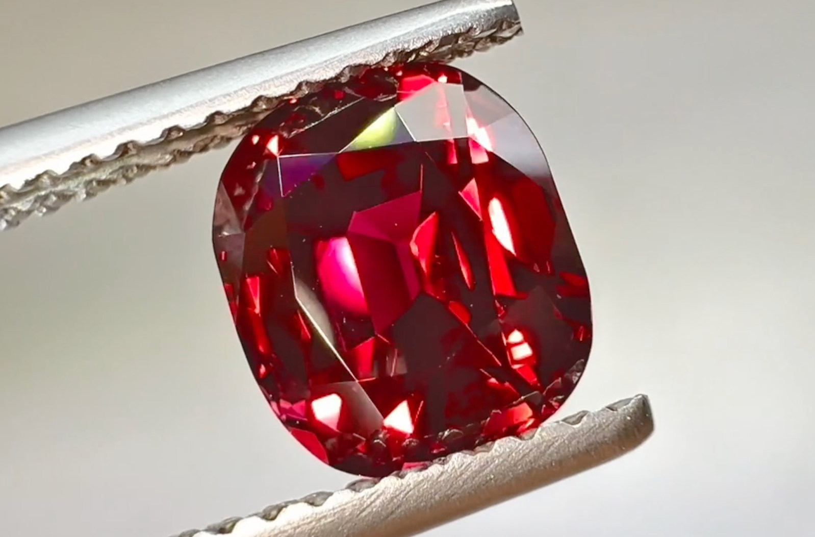 2.17ct Antiker burmesischer Neon Spinell Ring mit D Flawless Diamanten, eingefasst in 18 Karat Weissgold