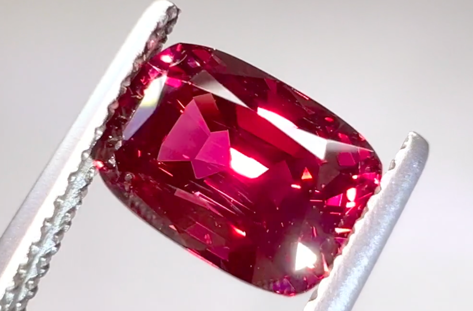 2.80ct burmesischer Noble roter Spinell Ring mit D Flawless Diamanten, eingefasst in 18 Karat Gelbgold