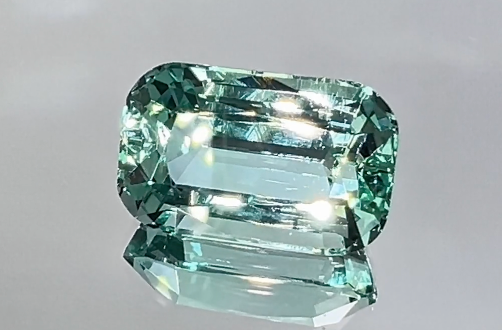 9.75ct Ölfreier nigerianischer Smaragd Ring mit D Flawless Diamanten, eingefasst in 18 Karat Weissgold