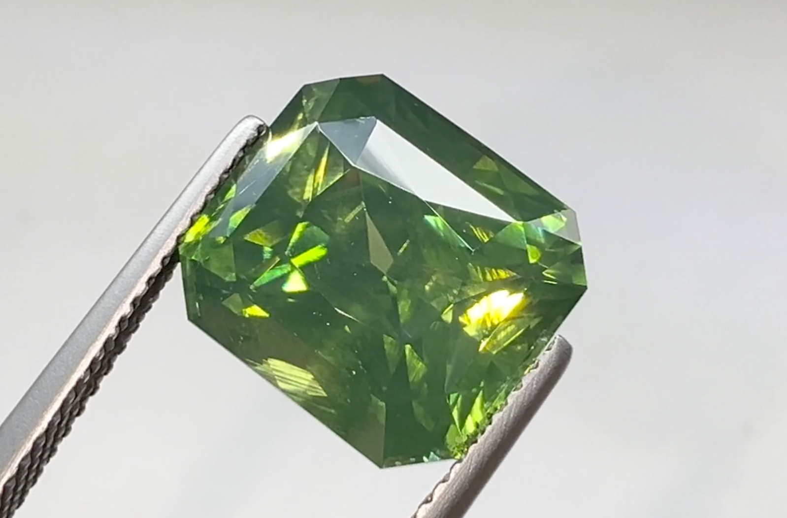 11.19ct grüner Ceylon Zirkon Ring mit D Flawless Diamanten, eingefasst in 18 Karat Gelbgold