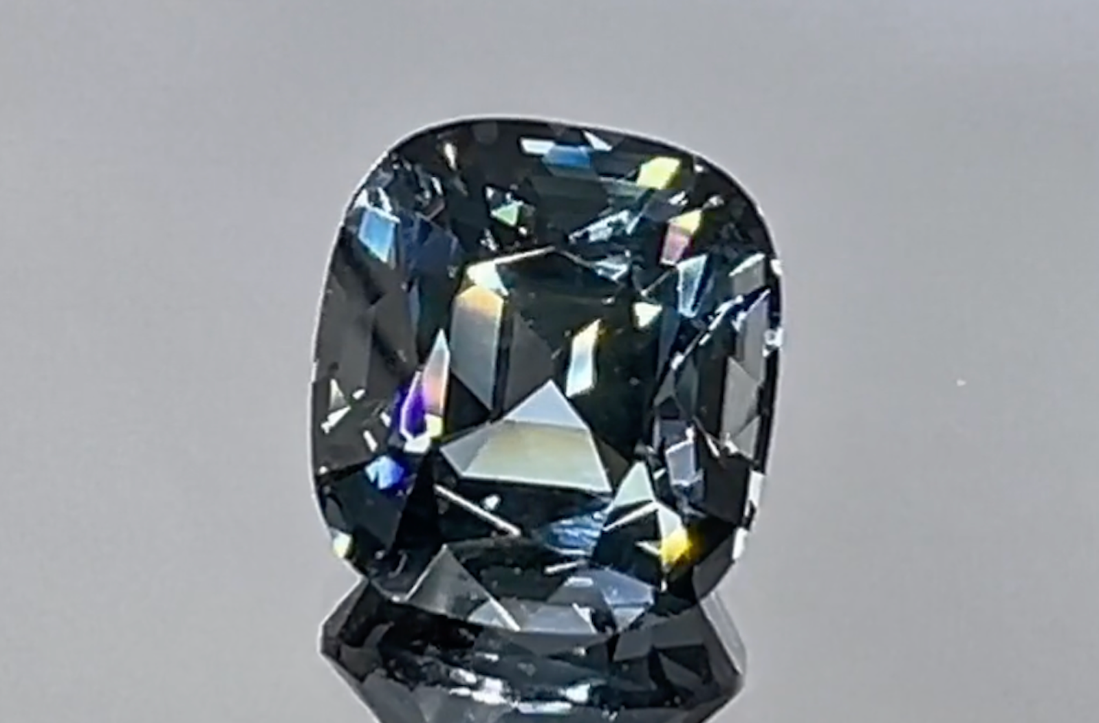 3.49ct Grüner Titan Spinell Ring mit D Flawless Diamanten, eingefasst in 18 Karat Weissgold