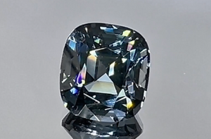 3.49ct Grüner Titan Spinell Ring mit D Flawless Diamanten, eingefasst in 18 Karat Weissgold
