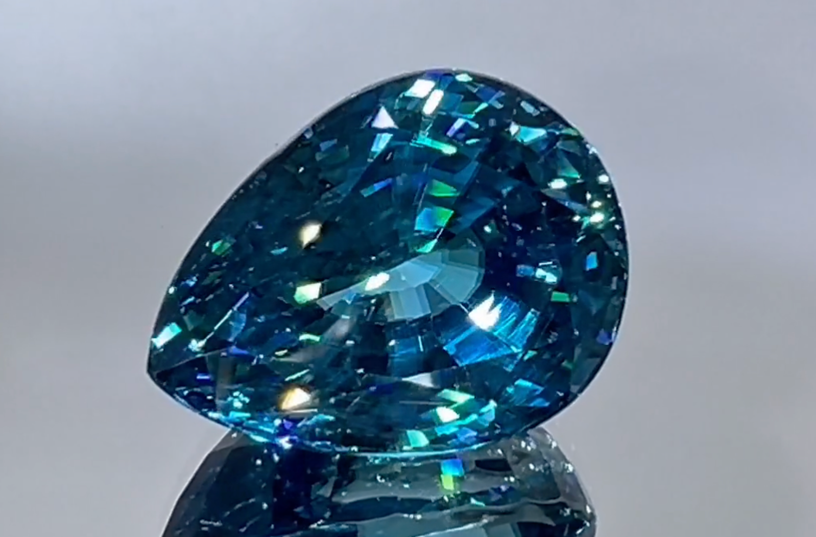 22.34ct Vivid blauer Zirkon Halskette mit D Flawless Diamanten, eingefasst in 18 Karat Gelbgold