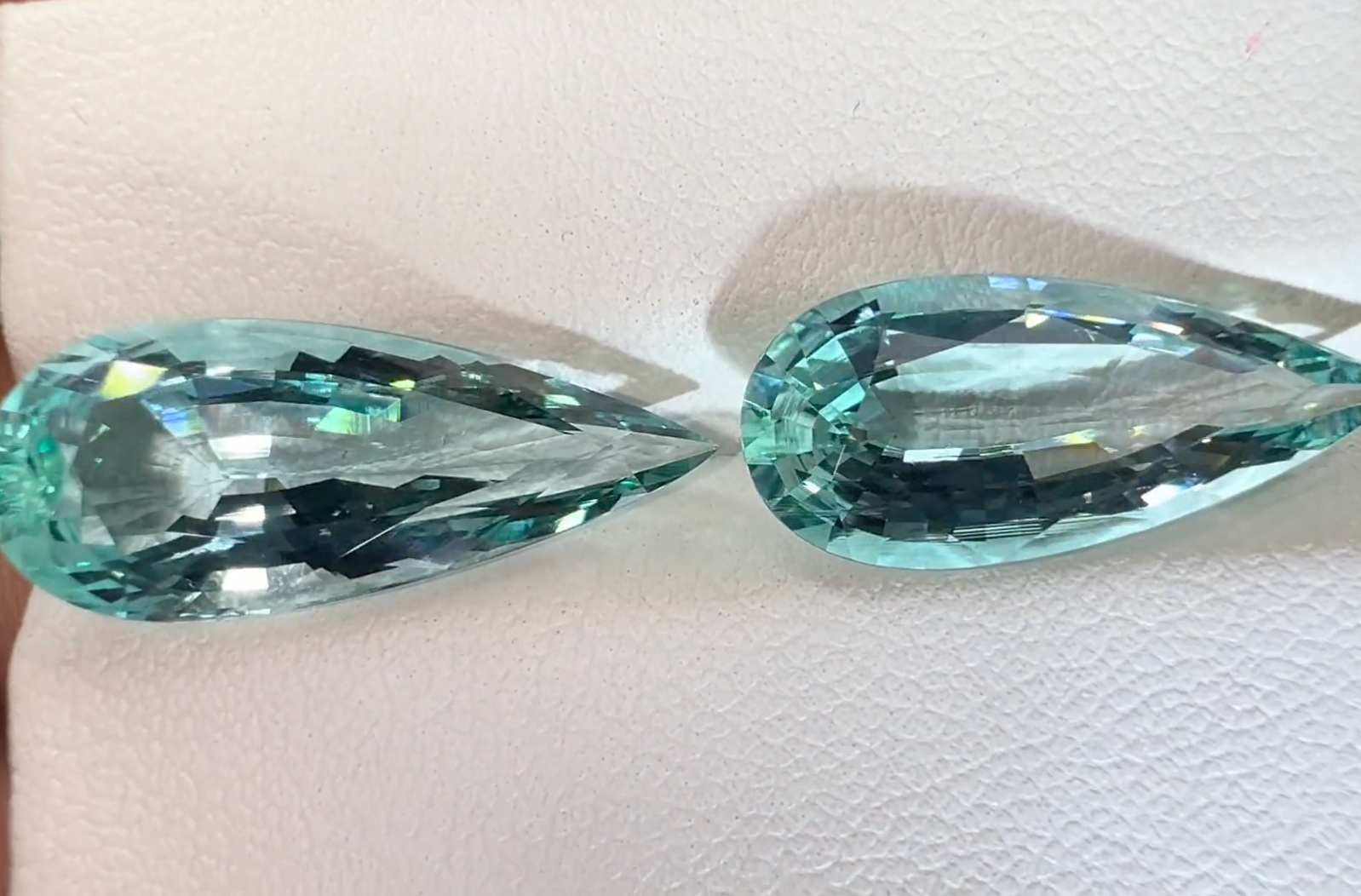 13.37ct Ölfreier nigerianischer Smaragd Ohrringe mit D Flawless Diamanten, eingefasst in 18 Karat Gelbgold