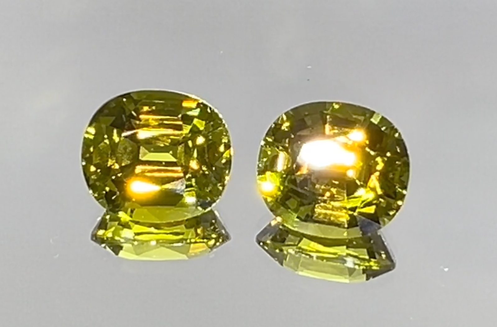 4.36ct Andradit Granat Ohrringe mit D Flawless Diamanten, eingefasst in 18 Karat Gelbgold