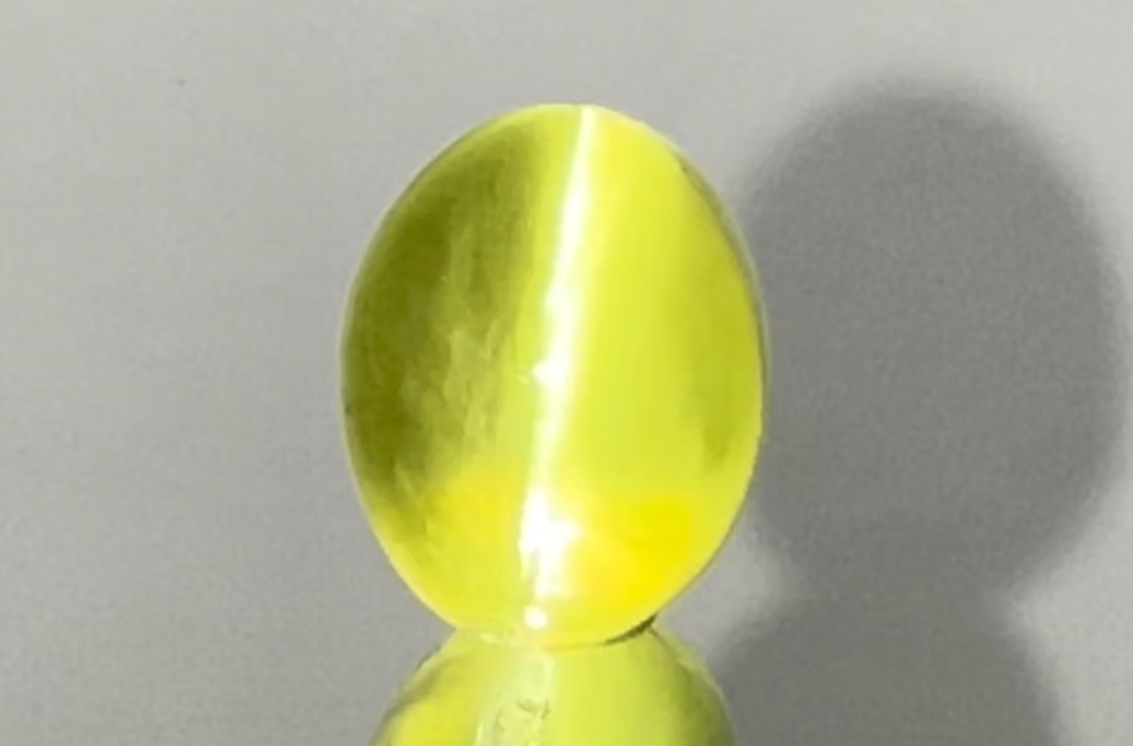 13.99ct Katzen Auge Neon Chrysoberyll Ring mit D Flawless Diamanten, eingefasst in 18 Karat Gelbgold