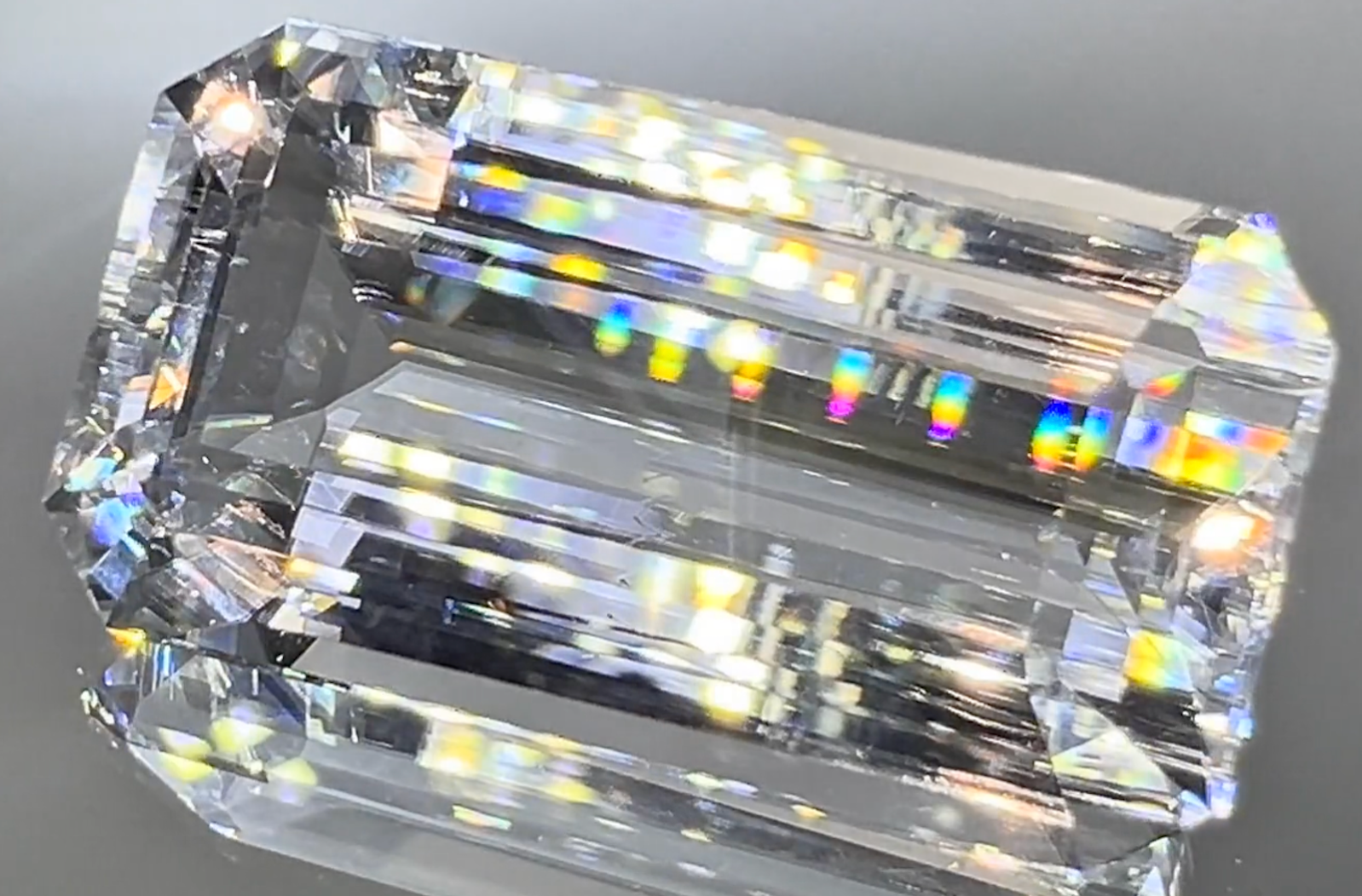 48.83ct Weltrekord Hambergit Halskette mit D Flawless Diamanten, eingefasst in 18 Karat Gelbgold