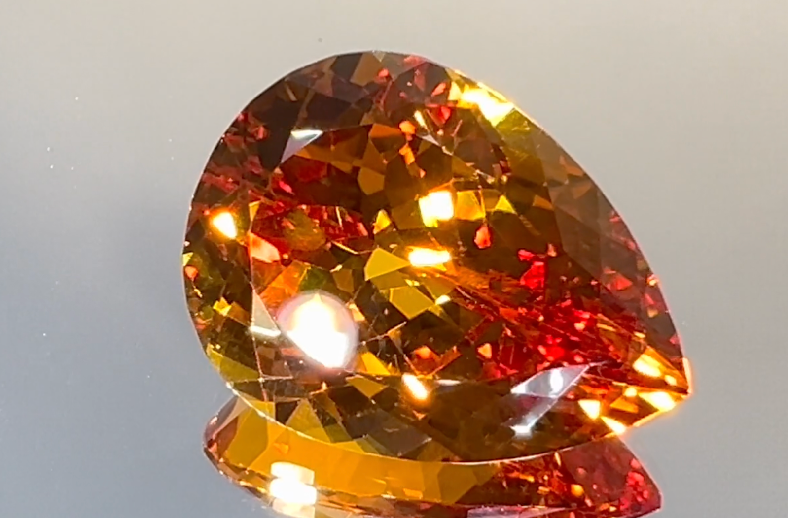 31.68ct Rekord Imperial Scheelit Halskette mit D Flawless Diamanten, eingefasst in 18 Karat Weissgold